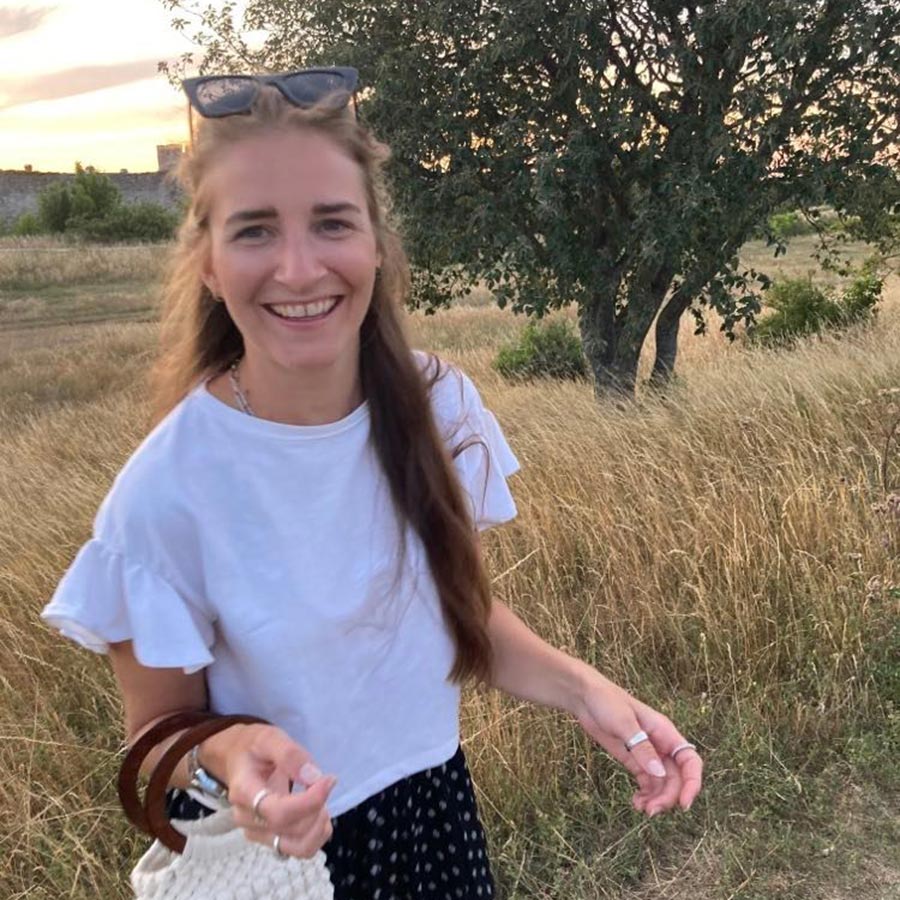 Louice Rolf med sommarfält bakom